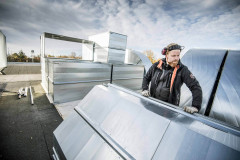 Miljö och Energiservice. Ventilation på tak, bilfirma. Bilder Per Knutsson